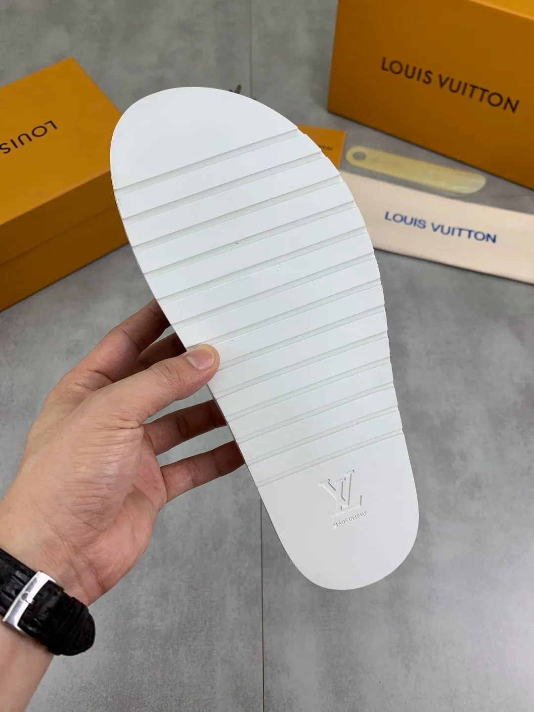 Men's shoes 💰P320💰【New style】🆘 Original quality 【LOUIS VUITTON】The popular Louis Vuitton LV men's slippers on the official website are on sale simultaneously! Original fabric imported from Italy, original factory special supply, code number: 38-44 (45 customized), many colors available